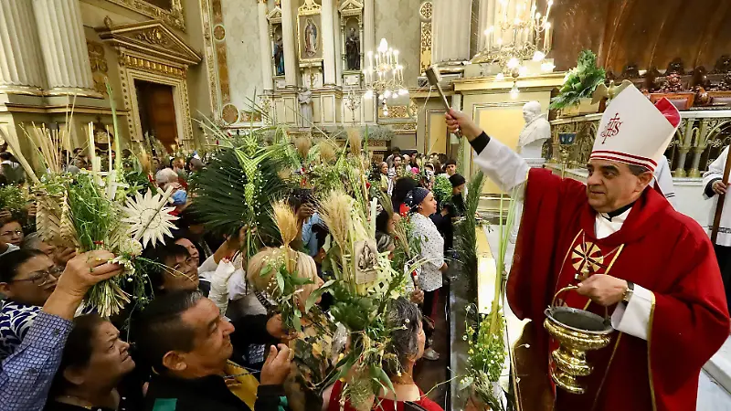 Feligreses conmemoran el Domingo de Ramos con procesión y misa en Catedral